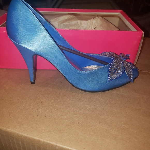 Size 6.5 woman's heels - Picture 2 of 3